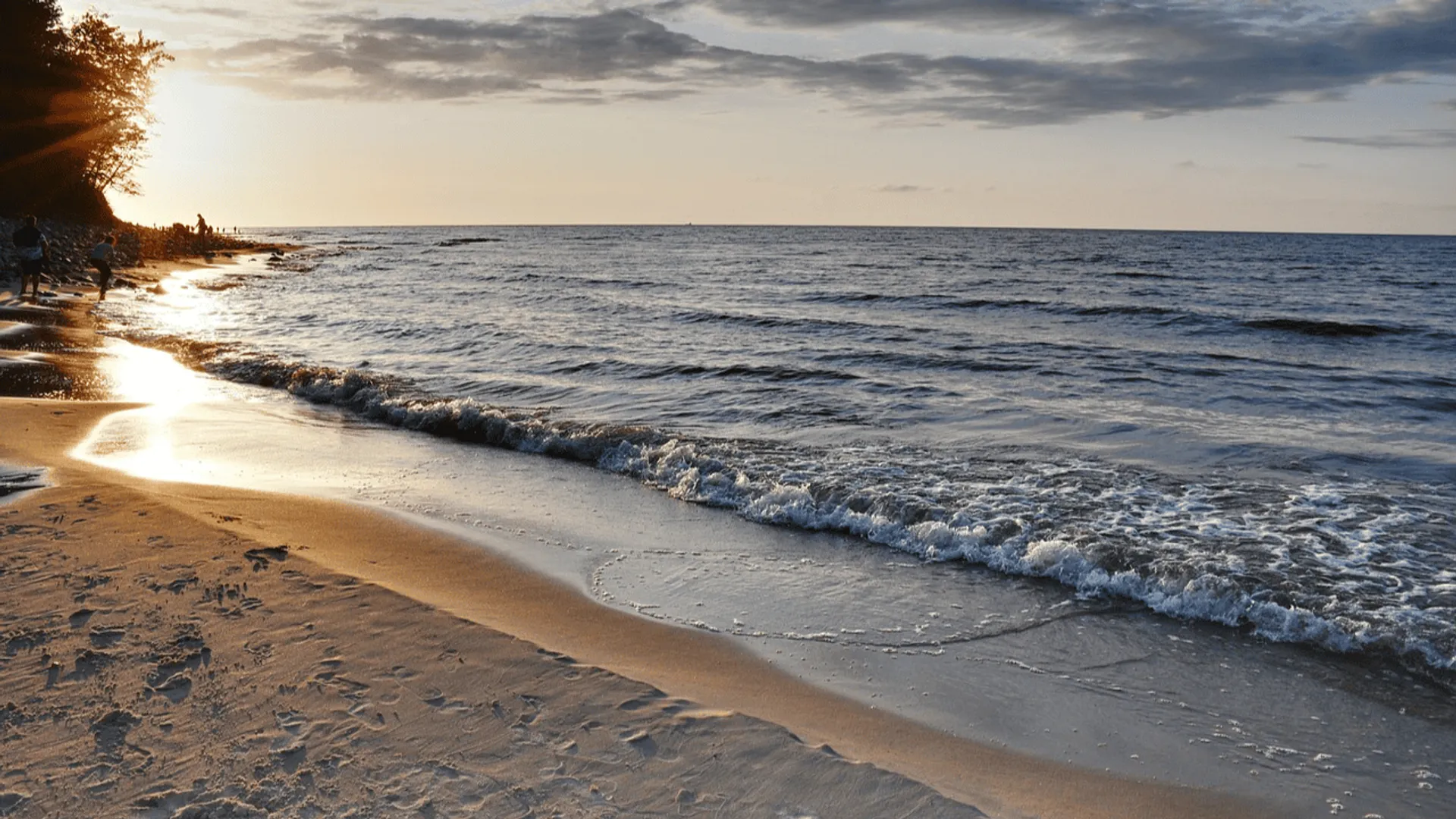 Bałtyckie wybrzeże, plaża i fale
