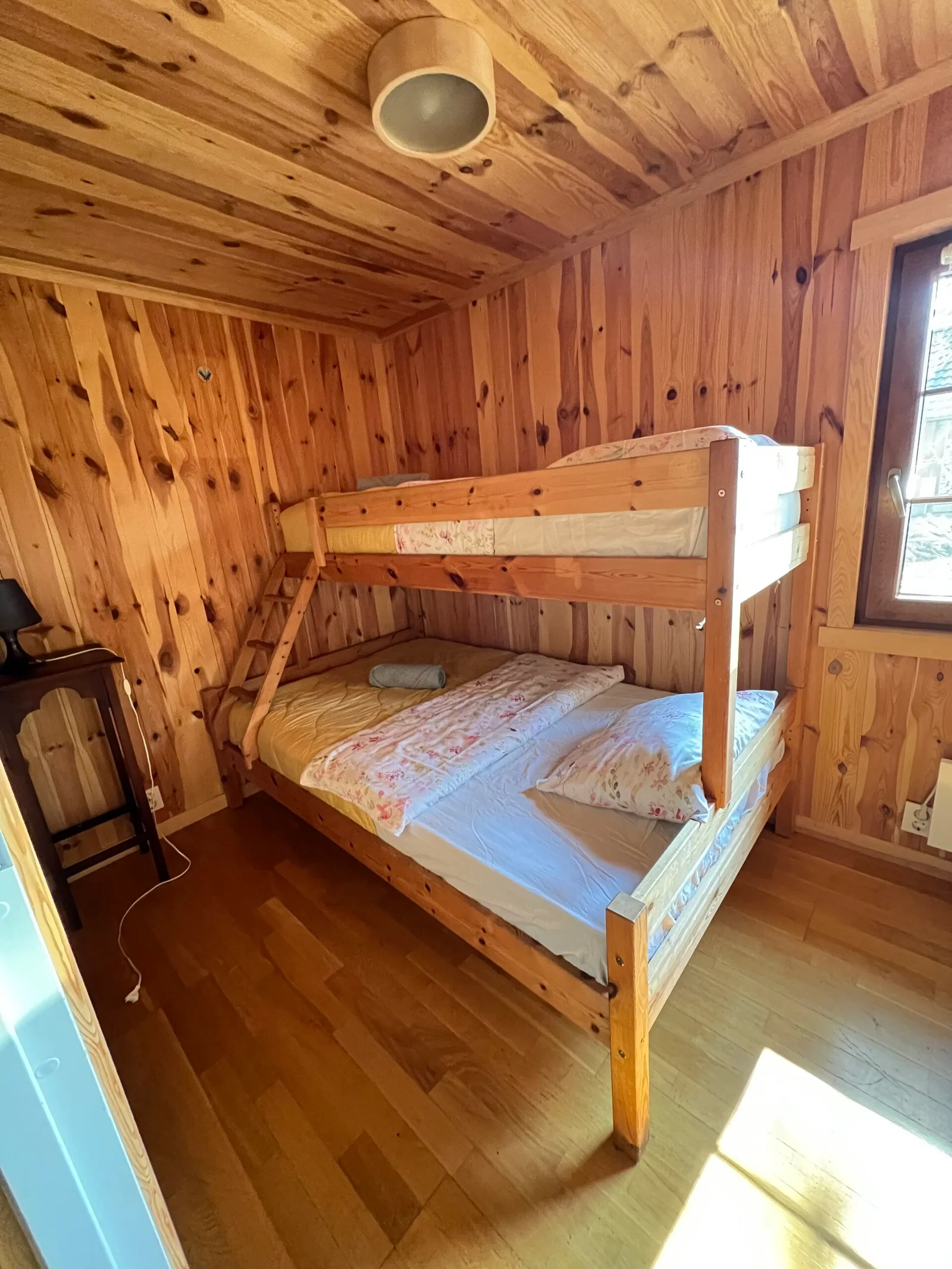 Wnętrze domku z kominkiem - widok pionowy